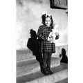 Casermette di Borgo San Paolo, Torino, 1949, bambina sulle scale di entrata al padiglione